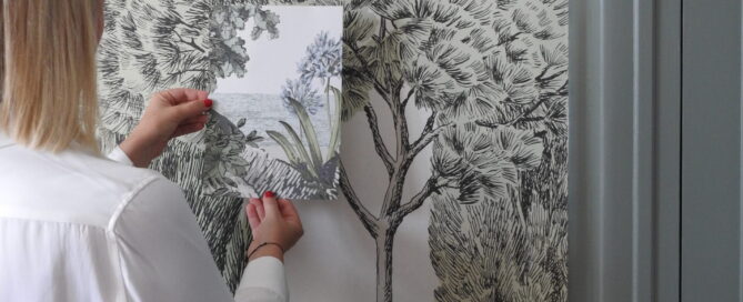 Julie Porcella, décoratrice d’intérieur à Grenoble et en Isère, travaillant sur un projet de papier peint panoramique